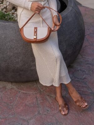 ec51badc8bb36dd0f18a568d623c5cb1.jpg Kontrast Tasarım Çapraz Askılı Çanta - Krem Taba