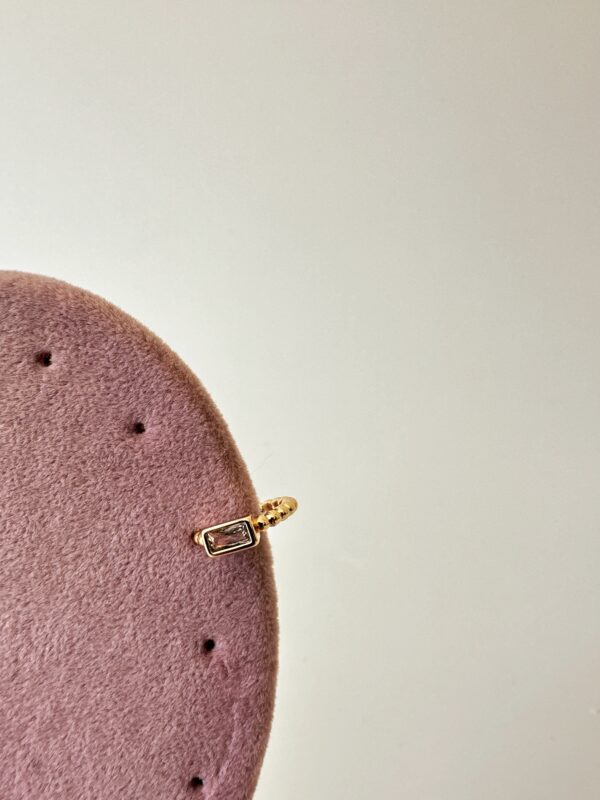 Zirkon Taş Detaylı Kıkırdak Küpe