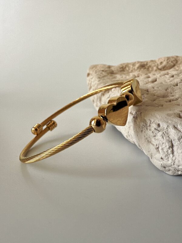 Kalp Detaylı Geçirmeli Gold Çelik Bileklik