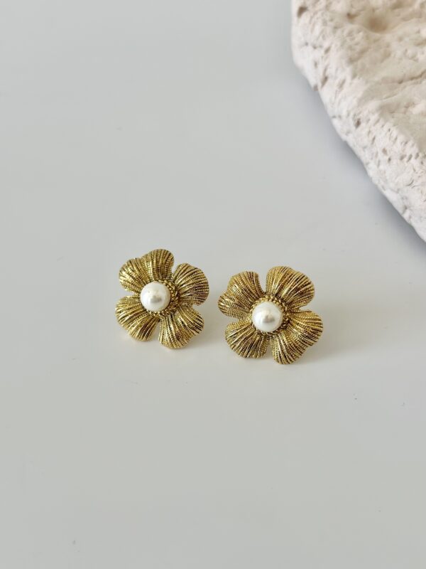 Çelik Çizgili Çiçek Ortası İnci Küpe