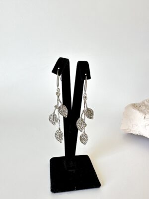 f17751c386b8f7c46f8e906123dd3f5e.jpg Gümüş Renk Yaprak Figürlü Taşlı Küpe