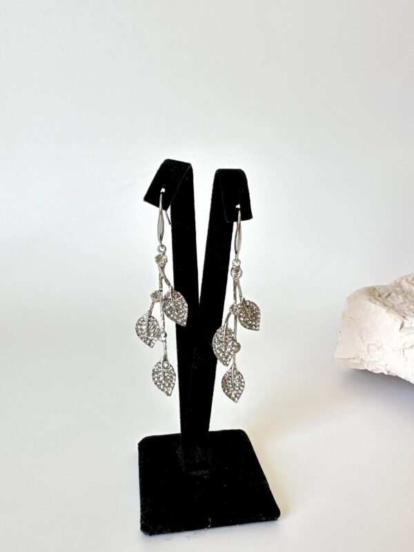 Gümüş Renk Yaprak Figürlü Taşlı Küpe