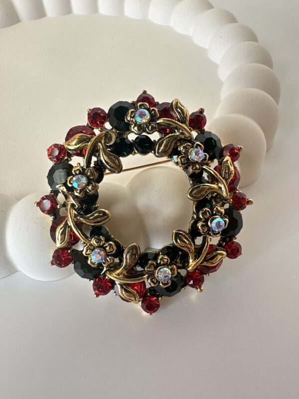 Çelenk Model Zirkon Taş Detaylı Broş