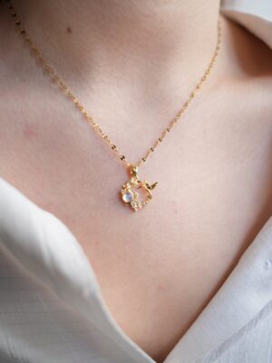 Çelik Gold Renk Zincir Zirkon Taşlı Sinek Kuşu Figür Çiçek Figür Kadın Kolye