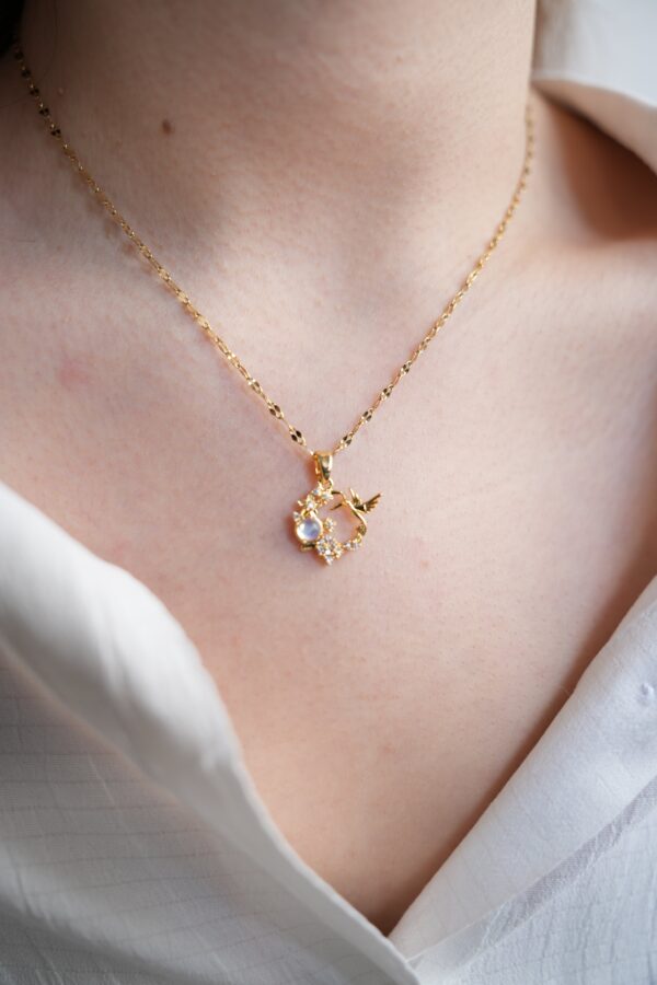 Çelik Gold Renk Zincir Zirkon Taşlı Sinek Kuşu Figür Çiçek Figür Kadın Kolye