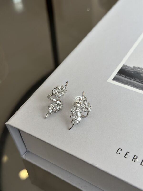 Gümüş Renk Zirkon Taşlı Yaprak Model Kadın Vip Küpe