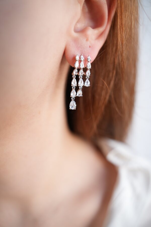 Pirinç Gümüş Renk Zirkon Taşlı Yağmur Model Kadın Küpe