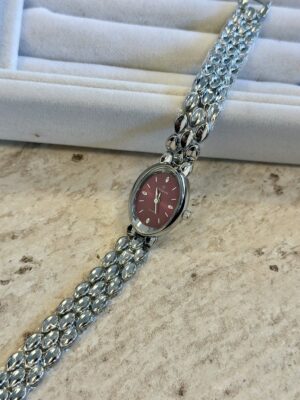 ffbe66168504bba1c3ec2a1936983fb8.jpg Bordo Oval Kadranlı Taş Detaylı Kadın Kol Saati