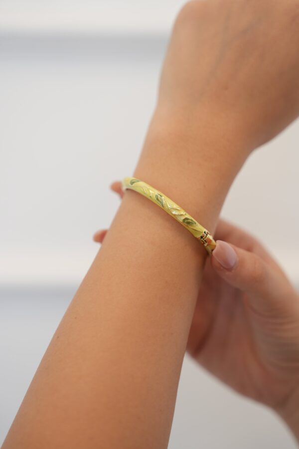 Mineli Pirinç Fıstık Yeşili Yaprak Motifli Gold Renk Kadın Kelepçe