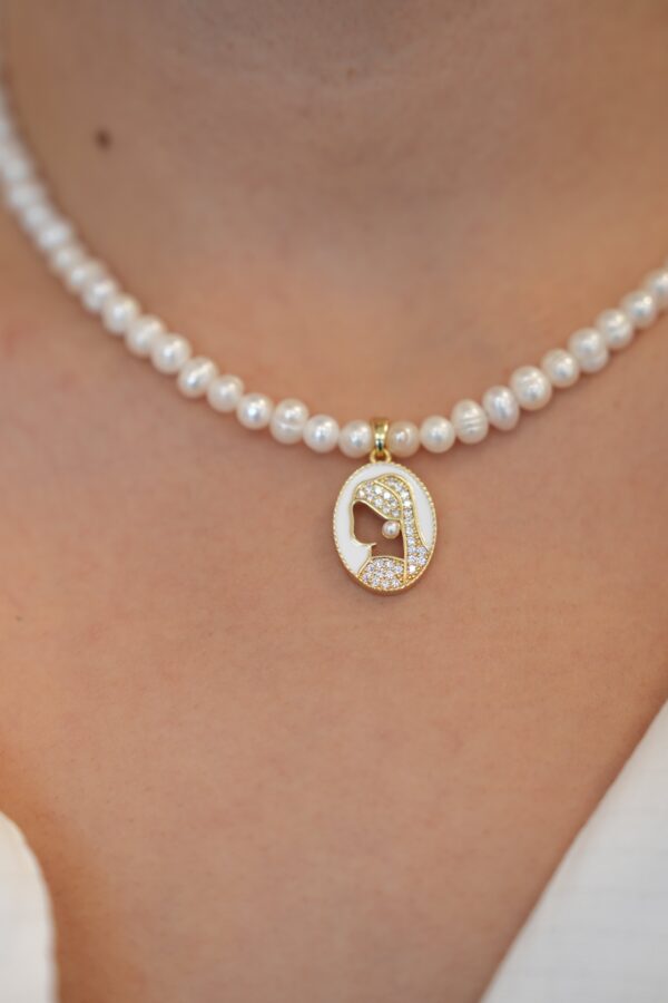 İnci Küpeli Kadın Kolye