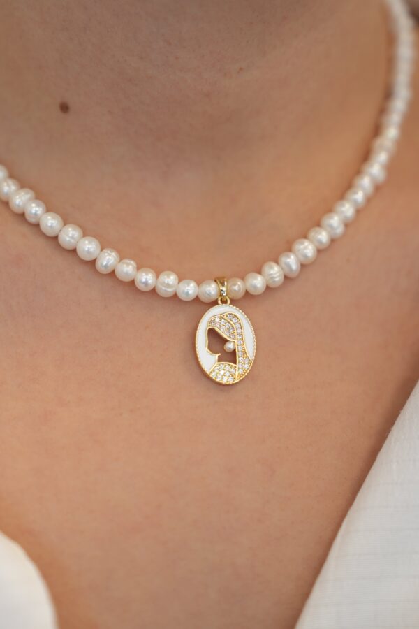 İnci Küpeli Kadın Kolye