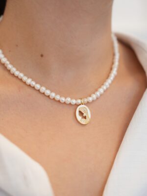 46ba7e53b03298396698913190fd4ecb.jpg İnci Küpeli Kadın Kolye