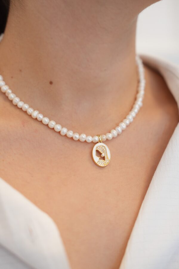 İnci Küpeli Kadın Kolye