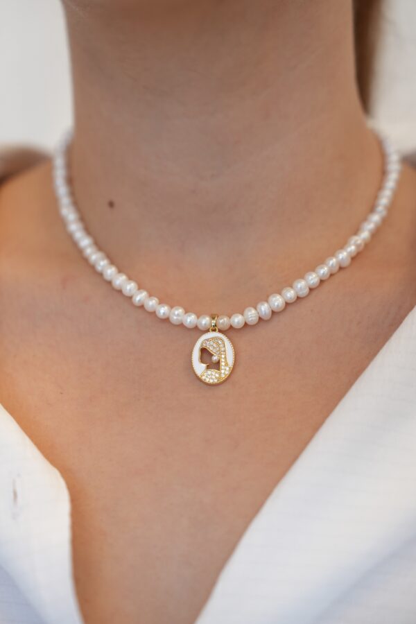 İnci Küpeli Kadın Kolye