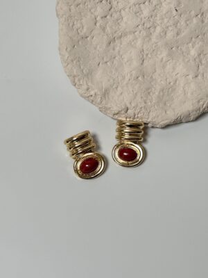 Vintage Stil Gold Küpe – Bordo Taş Detaylı Minimal Şık Model