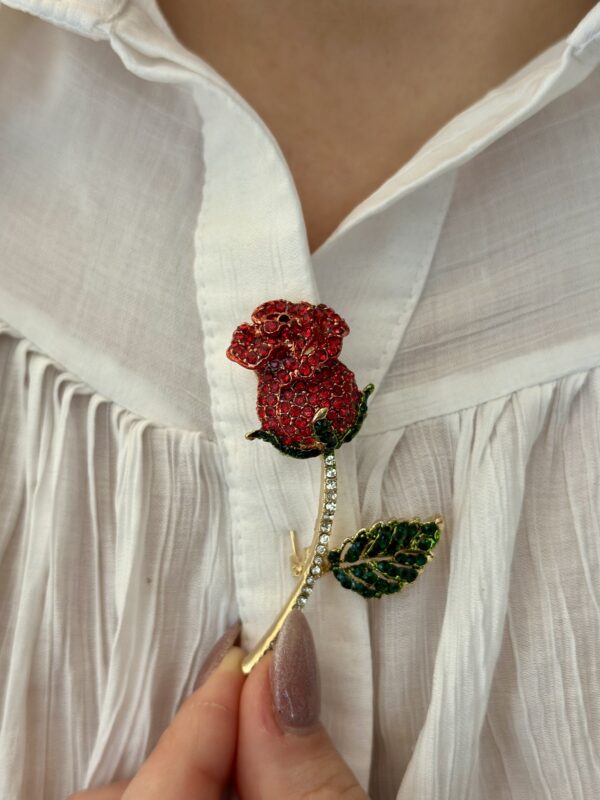 Taşlı Gül Broş | Kırmızı & Yeşil Detay, Şık Kadın Aksesuar
