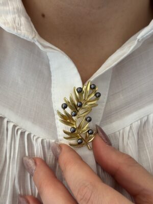Siyah İnci Detaylı Yaprak Broş | Gold Renk Dal Form Yaka İğnesi