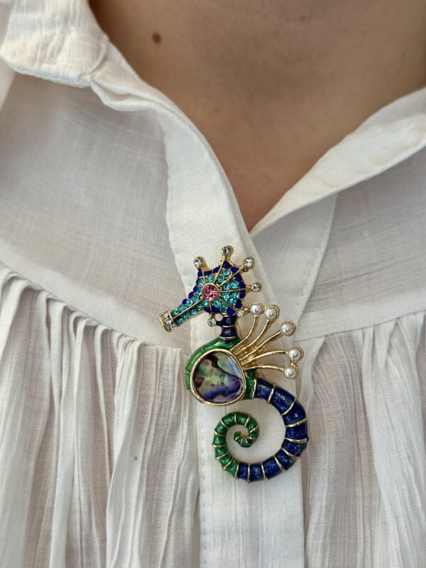 Vintage Denizatı Broş – Taç Detaylı, Sedef Görünümlü Gövde