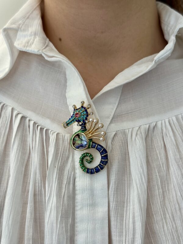 Vintage Denizatı Broş – Taç Detaylı, Sedef Görünümlü Gövde