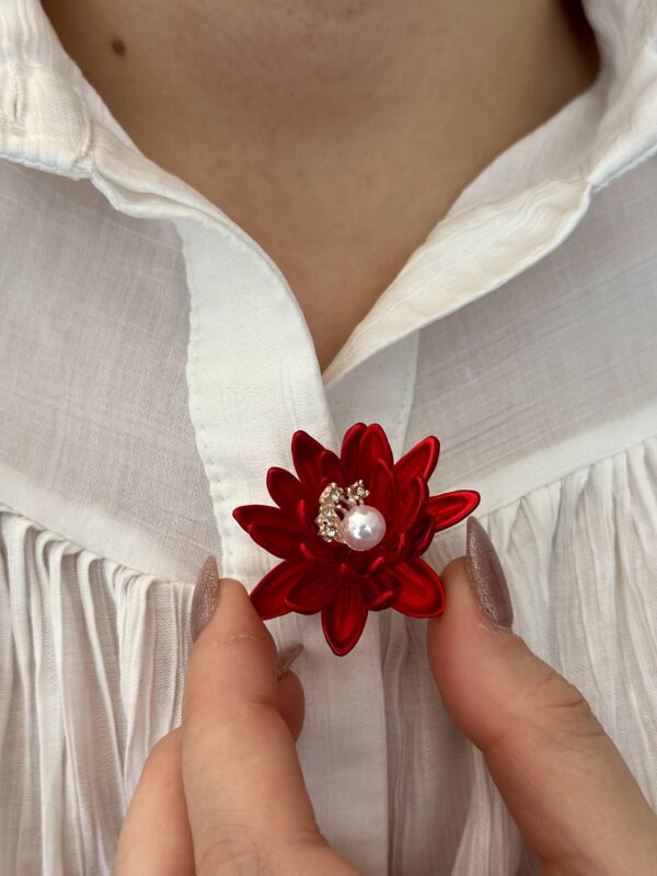 Vintage Kırmızı Çiçek Broş | İnci & Taş Detaylı Aksesuar