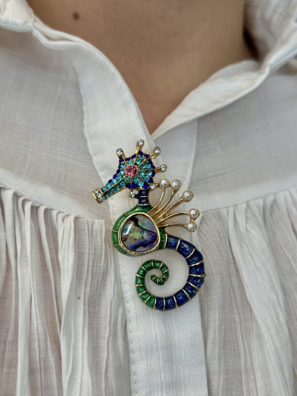 Vintage Denizatı Broş – Taç Detaylı, Sedef Görünümlü Gövde