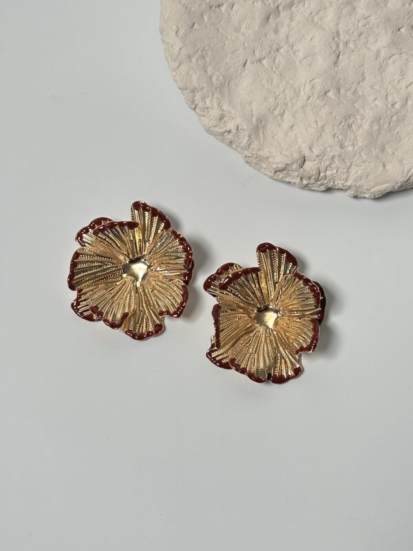 Gold Renk Yaprak Dokulu Çiçek Küpe – Bordo Mine Detay