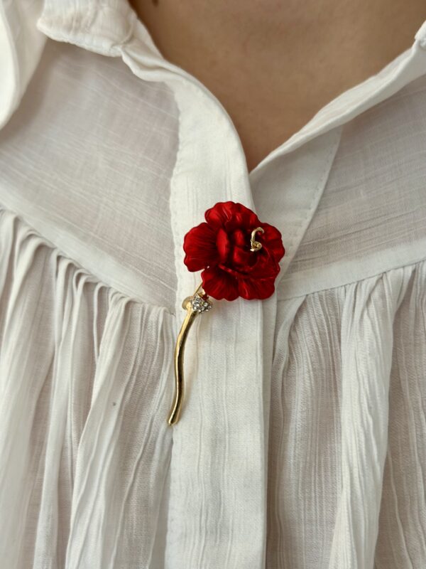 Vintage Çiçek Broş – Kırmızı Çiçek & Gold Saplı Şık Aksesuar