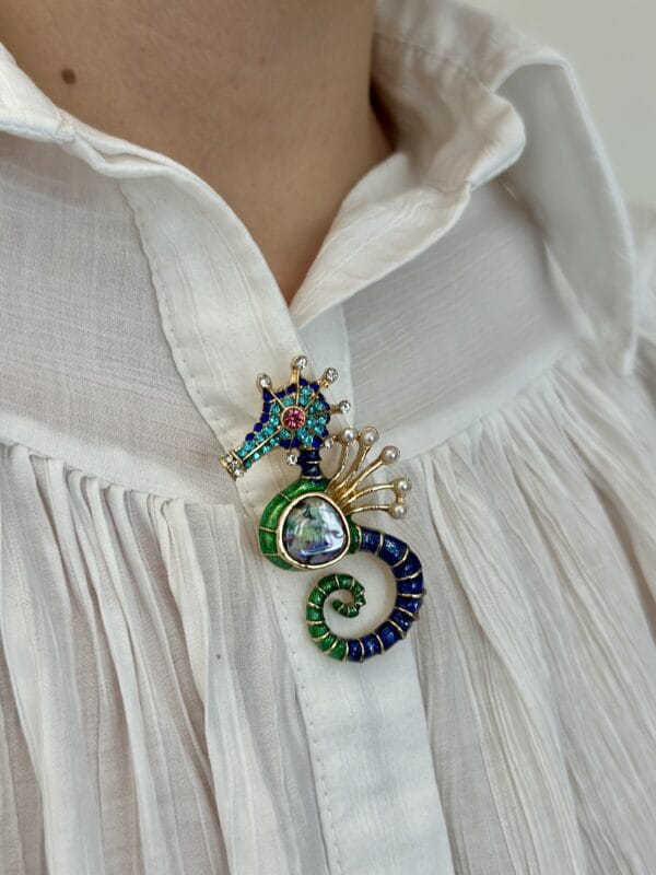 Vintage Denizatı Broş – Taç Detaylı, Sedef Görünümlü Gövde