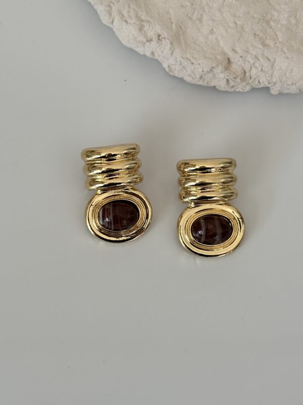 Vintage Stil Gold Küpe – Kahverengi Taş Detaylı Minimal Şık Model