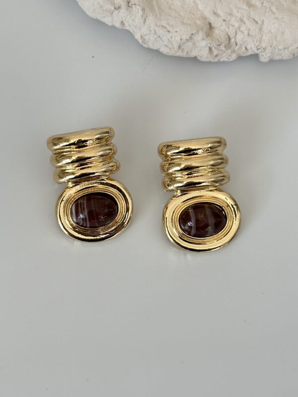 Vintage Stil Gold Küpe – Kahverengi Taş Detaylı Minimal Şık Model