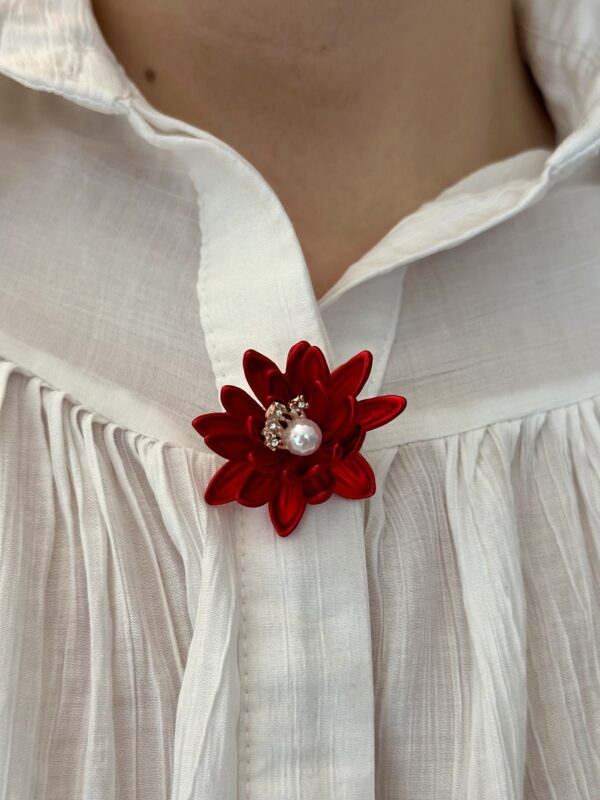 Vintage Kırmızı Çiçek Broş | İnci & Taş Detaylı Aksesuar