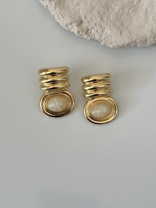 Vintage Stil Gold Küpe – Krem Taş Detaylı Minimal Şık Model