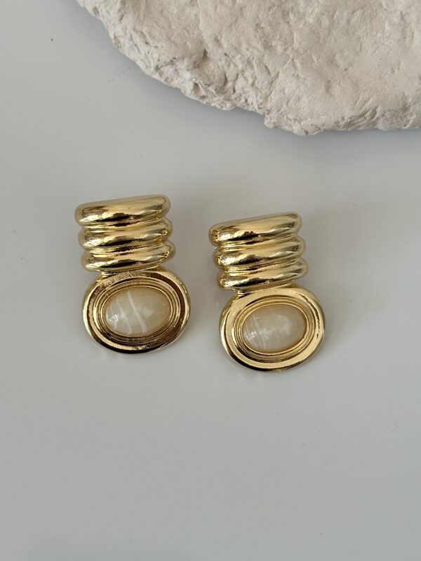 Vintage Stil Gold Küpe – Krem Taş Detaylı Minimal Şık Model