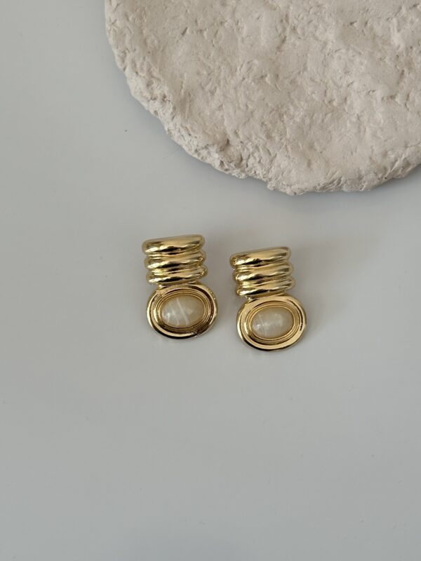 Vintage Stil Gold Küpe – Krem Taş Detaylı Minimal Şık Model