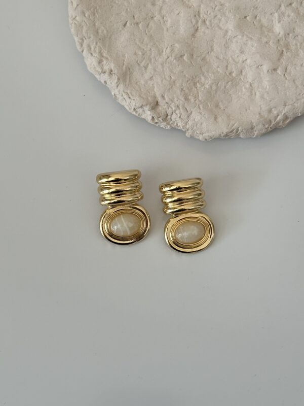 Vintage Stil Gold Küpe – Krem Taş Detaylı Minimal Şık Model