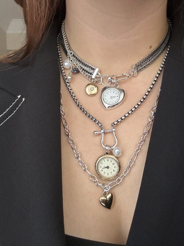 Retro Saat Charm Kolye Seti – Katmanlı Zincir, İnci Detay, Kalp Uç