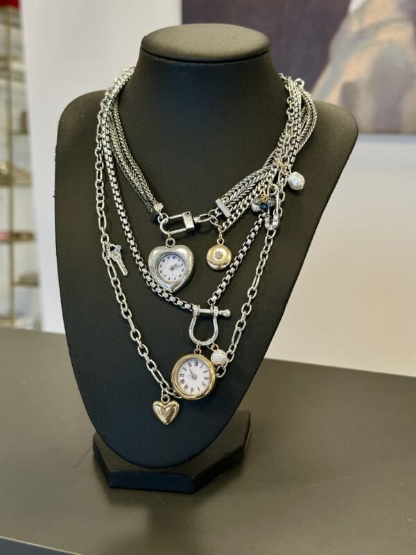 Retro Saat Charm Kolye Seti – Katmanlı Zincir, İnci Detay, Kalp Uç