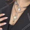 Retro Saat Charm Kolye Seti – Katmanlı Zincir, İnci Detay, Kalp Uç