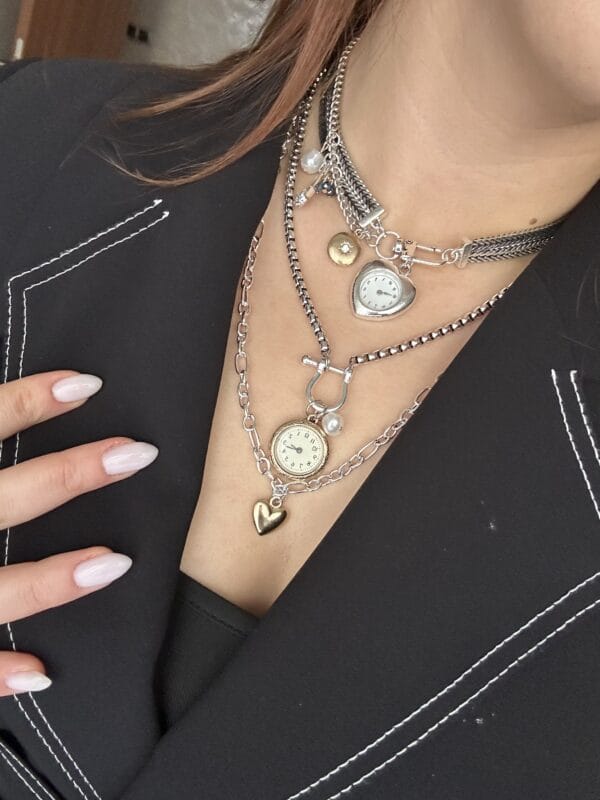Retro Saat Charm Kolye Seti – Katmanlı Zincir, İnci Detay, Kalp Uç